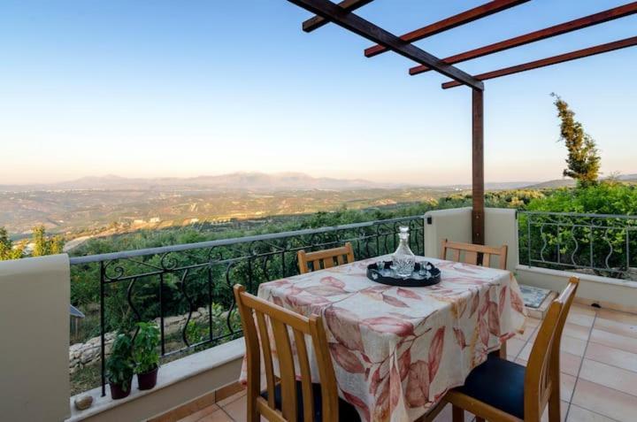 Aletraki -Off-Grid Retreat Above Heraklion, Peaceful Views 阿卡尼斯 外观 照片